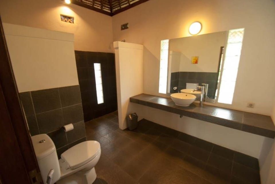 Bungalow with AC | Bathroom | Shower, free toiletries, towels
