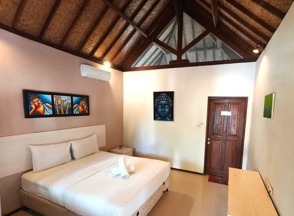 Bungalow with AC | Pillowtop beds, bed sheets