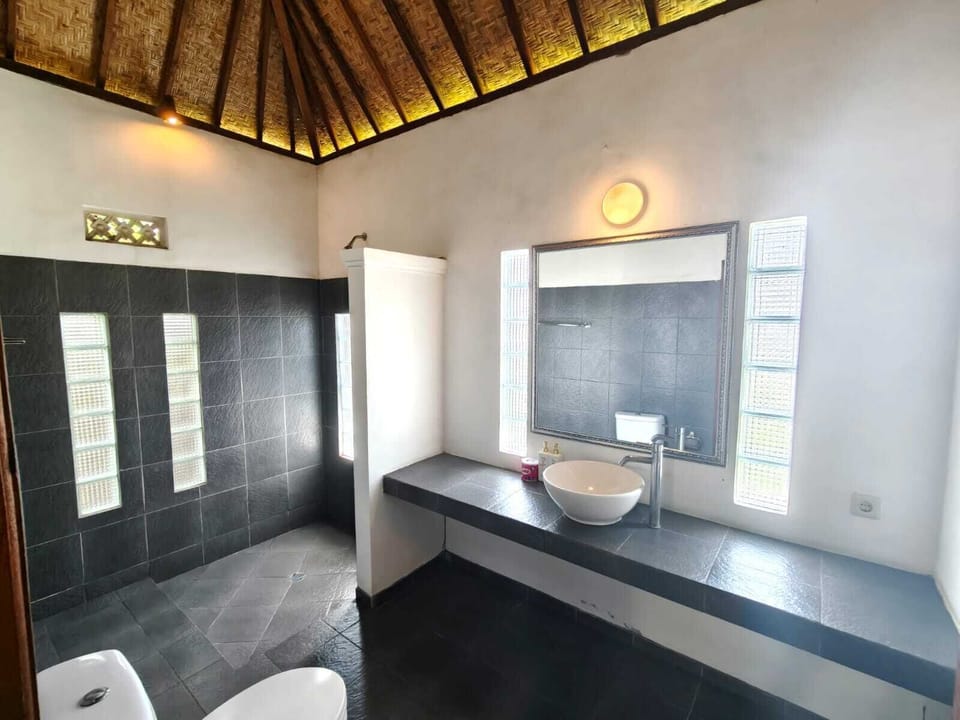 Bungalow with AC | Bathroom | Shower, free toiletries, towels