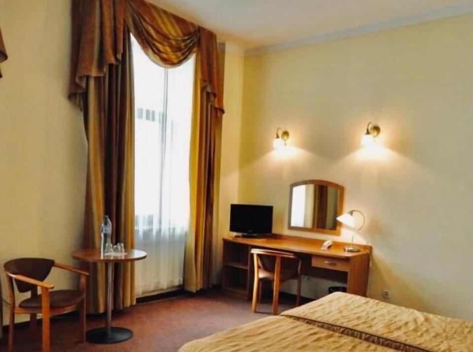 Twin Room, 3 Twin Beds | Egyptian cotton sheets, desk, laptop workspace, soundproofing