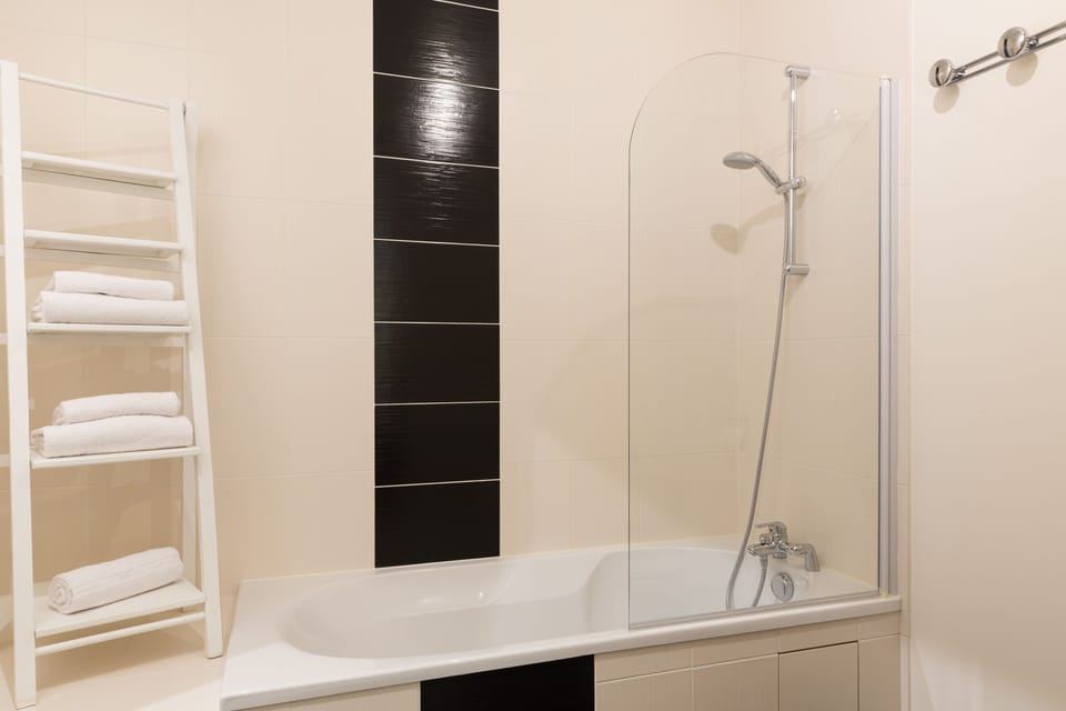 Rainfall showerhead, hair dryer, towels