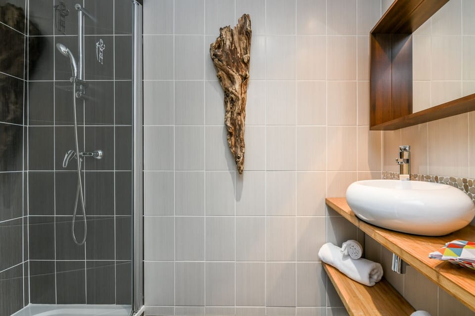 Comfort Double Room | Bathroom | Shower, towels