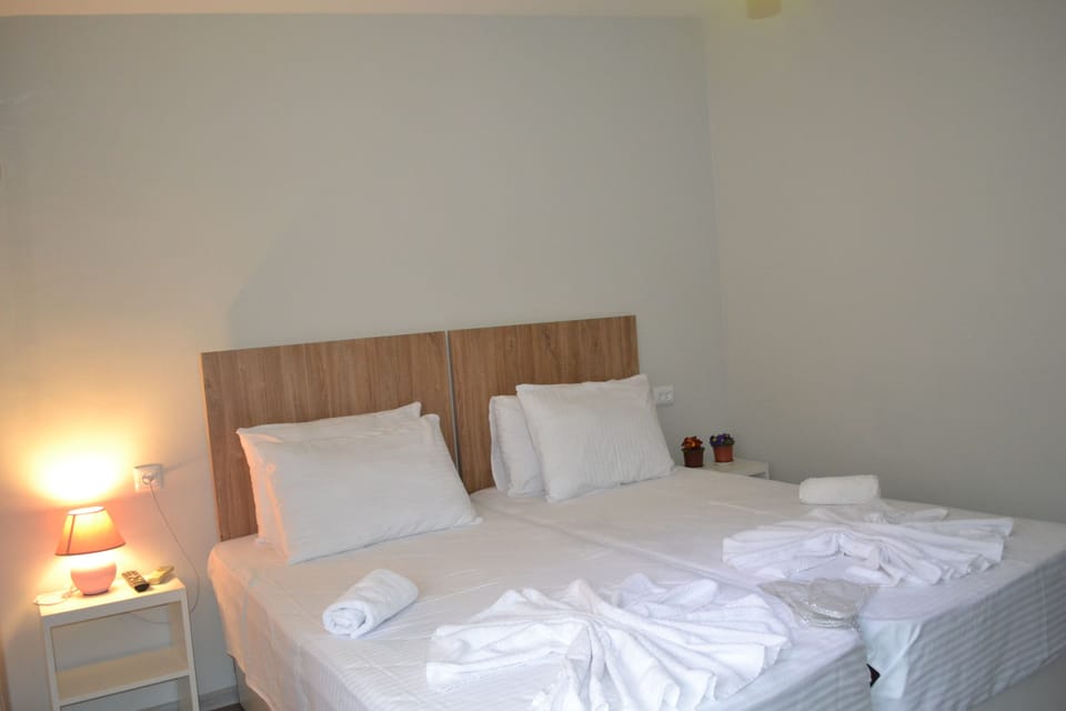 2 bedrooms, in-room safe, individually furnished, desk