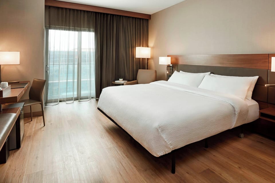 Premium bedding, in-room safe, desk, laptop workspace