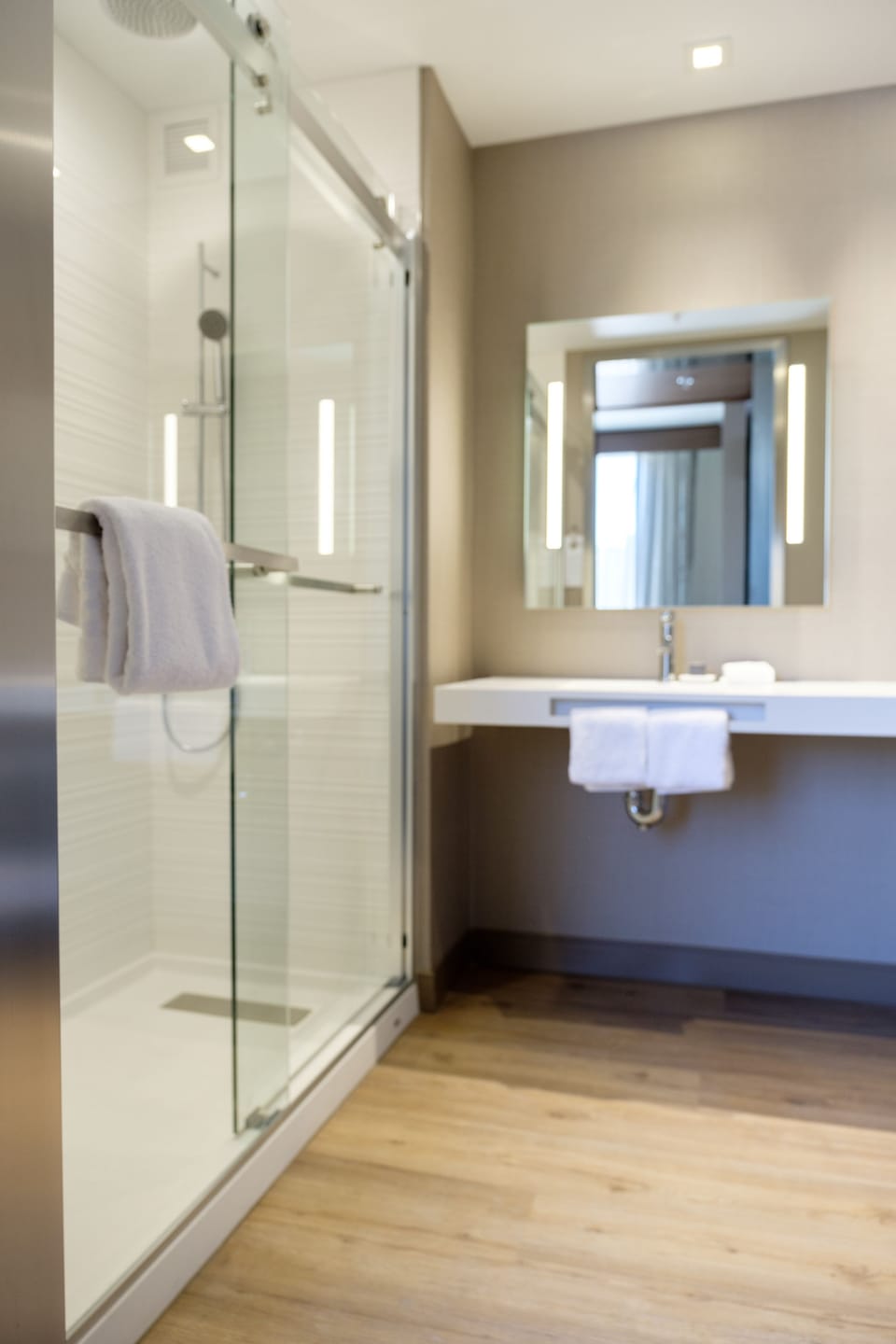 Combined shower/tub, free toiletries, hair dryer, towels