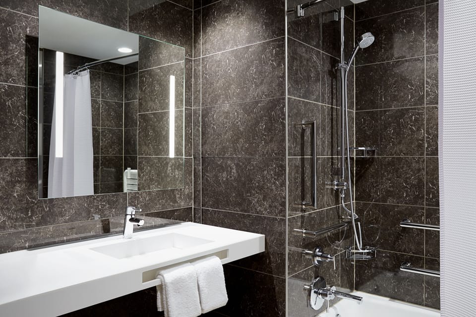Shower, rainfall showerhead, free toiletries, hair dryer