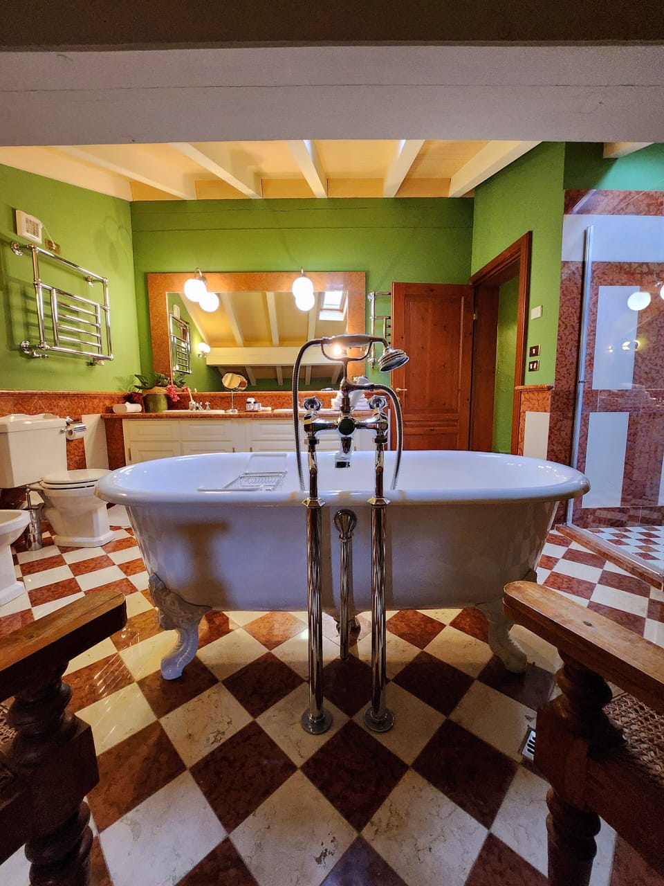 Comfort Double Room | Bathroom | Rainfall showerhead, free toiletries, hair dryer, bathrobes
