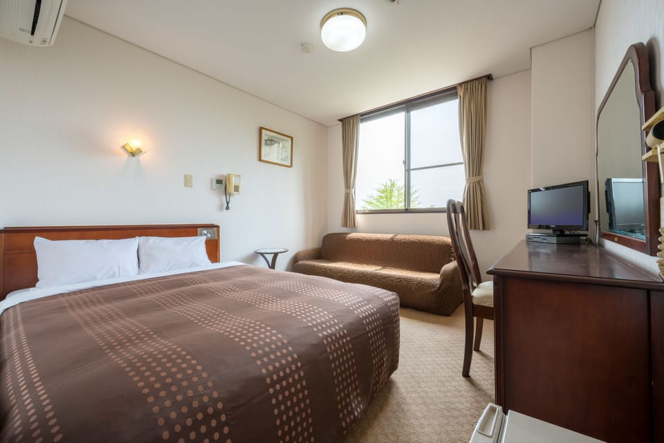 WiFi (free), bed sheets