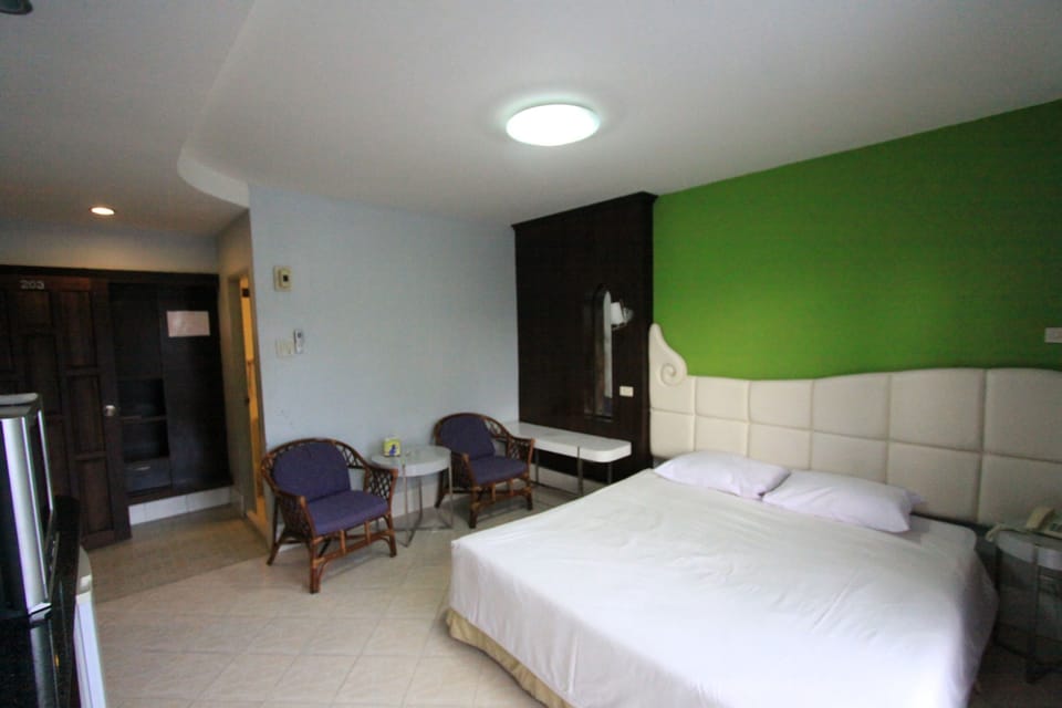 Standard Room with Balcony | Minibar, in-room safe, soundproofing, free WiFi