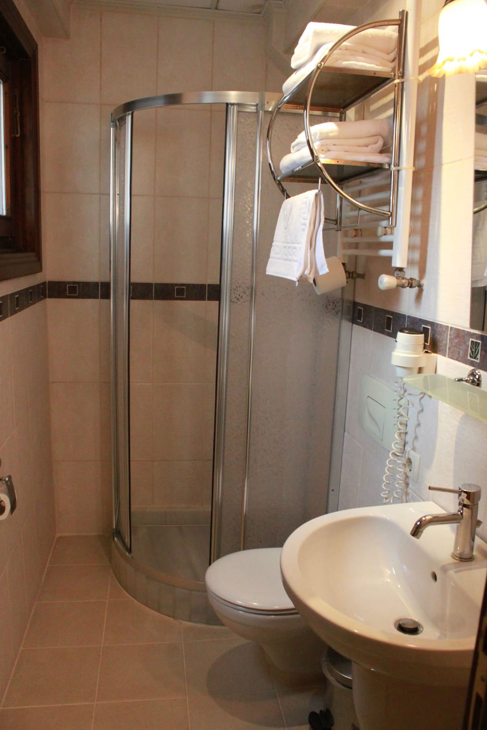 Combined shower/tub, free toiletries, hair dryer, bidet