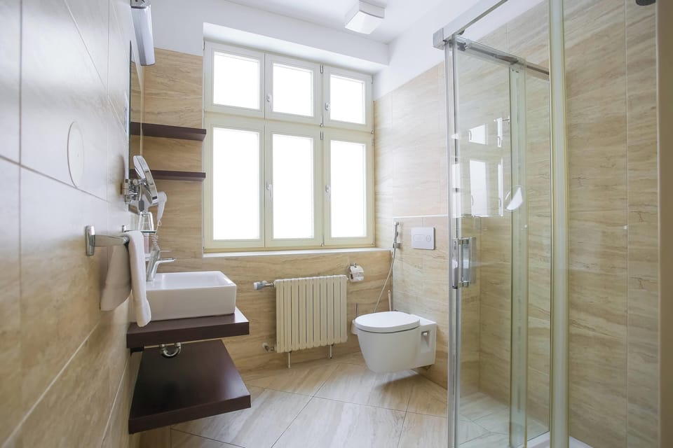 Comfort Double Room, 1 Bedroom, Ensuite | Bathroom | Free toiletries, hair dryer, towels