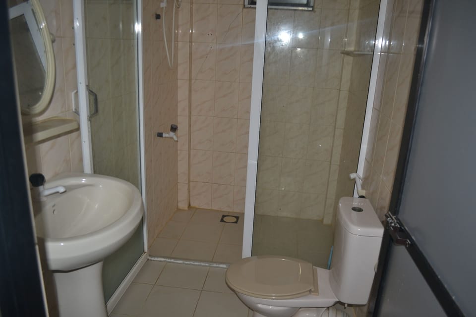 STANDARD PLUS | Bathroom | Shower, free toiletries, hair dryer, bidet