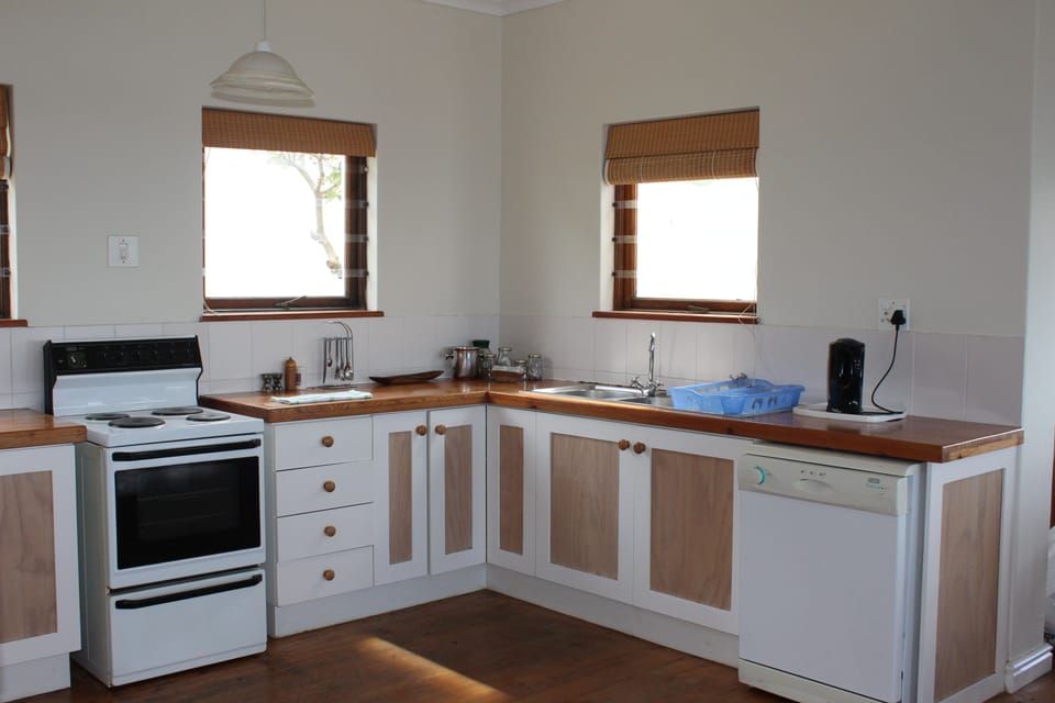 Three-bedroomed holdiday home  | Private kitchen | Full-size fridge, microwave, oven, stovetop