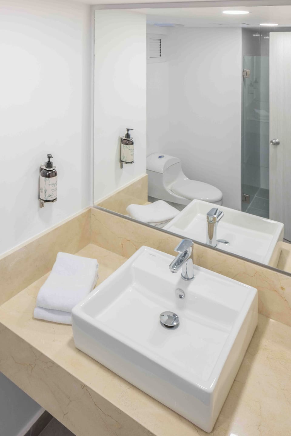 Standard Room | Bathroom | Shower, rainfall showerhead, free toiletries, hair dryer