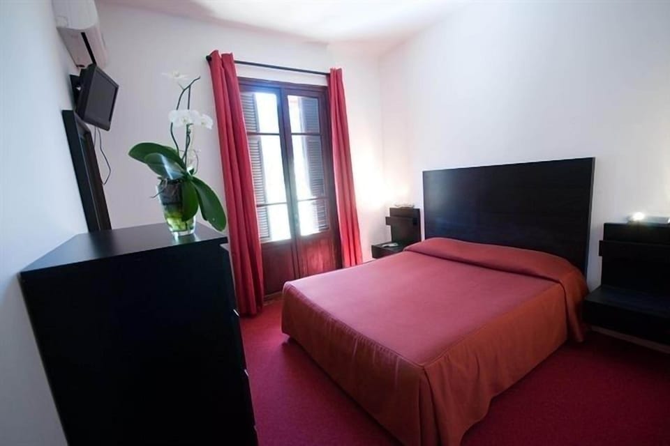 Double Room | Desk, soundproofing, iron/ironing board, free cribs/infant beds