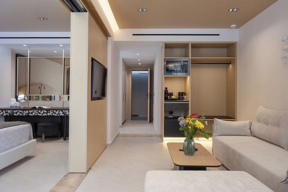 Junior Suite Swim-Up | Egyptian cotton sheets, premium bedding, memory foam beds, minibar