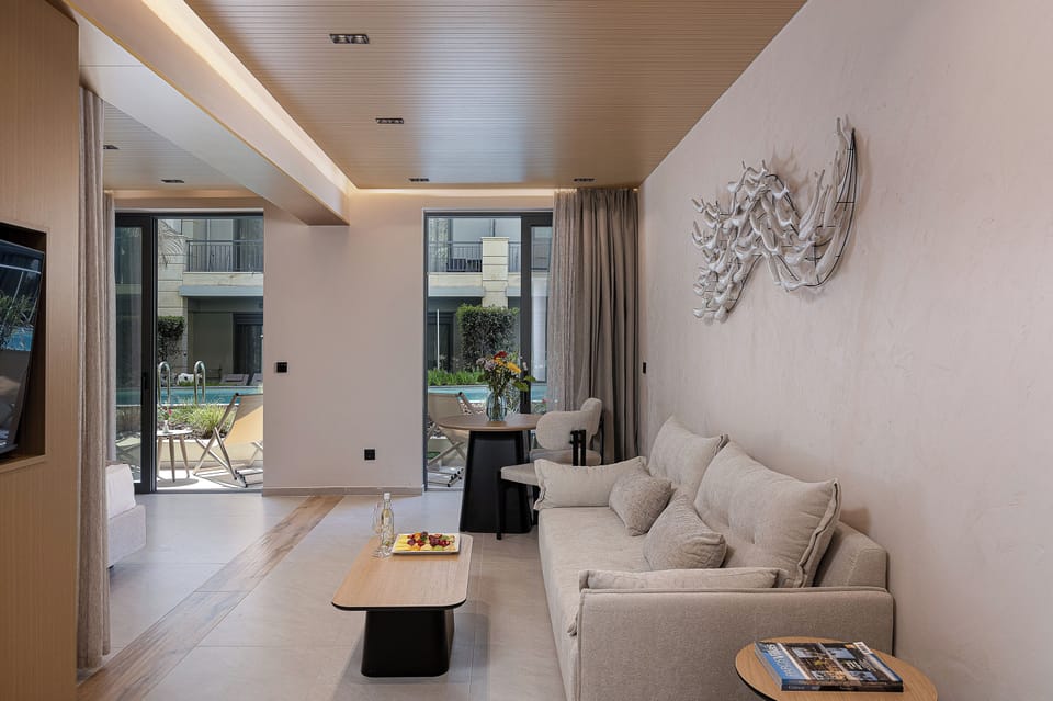 Junior Suite Swim-Up | Egyptian cotton sheets, premium bedding, memory foam beds, minibar