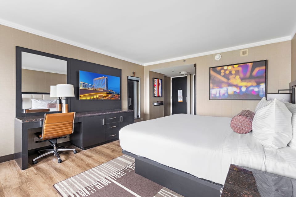 Premier City King Room | In-room safe, desk, blackout drapes, iron/ironing board
