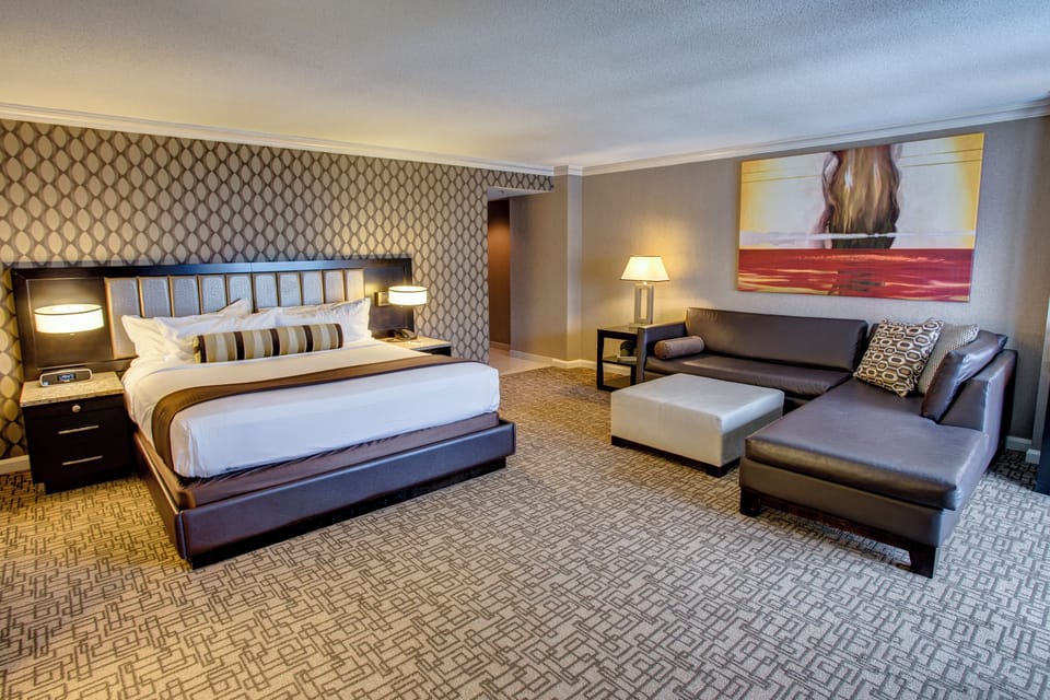 Junior Suite | In-room safe, desk, blackout drapes, iron/ironing board
