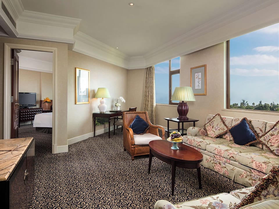 Senior Suite | Living room | LCD TV, books