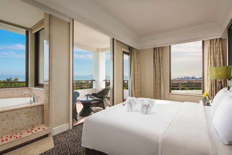 Romantic Suite | Premium bedding, down comforters, minibar, in-room safe