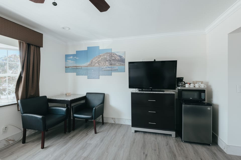 Deluxe Room, 2 Queen Beds, Non Smoking, Pets Not Allowed (Upstairs) | Living area | 40-inch flat-screen TV with cable channels, TV