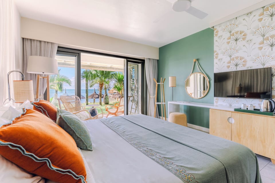 Superior Room, Sea View | Minibar, in-room safe, desk, blackout drapes