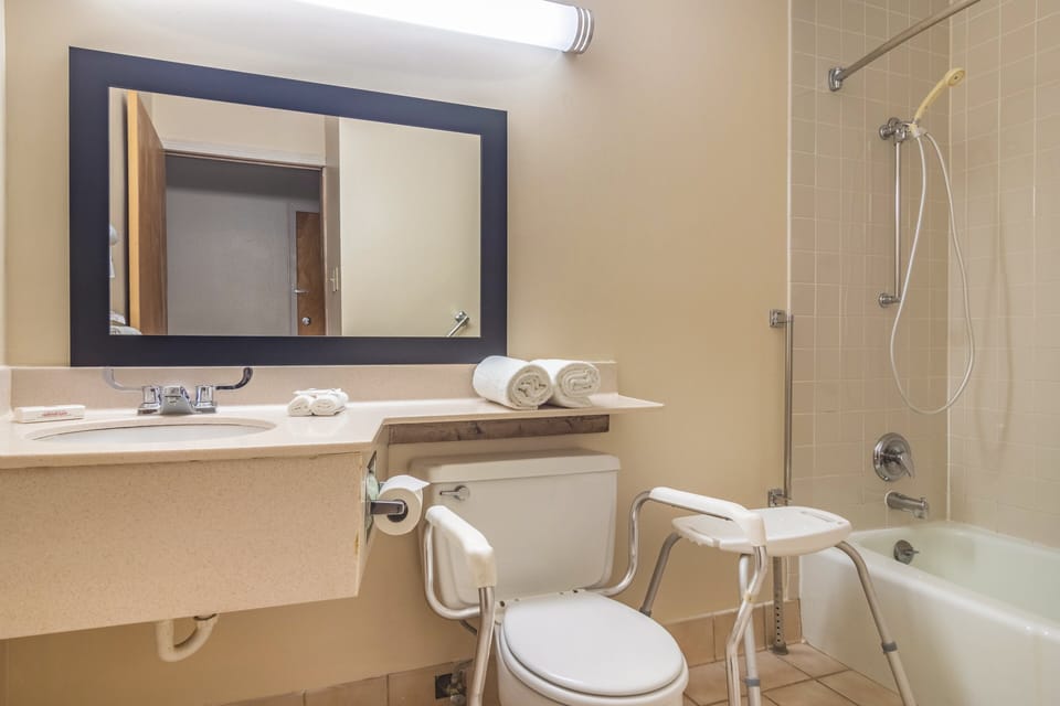 Superior Room, 1 King Bed, Accessible, Non Smoking | Bathroom | Combined shower/tub, free toiletries, hair dryer, towels