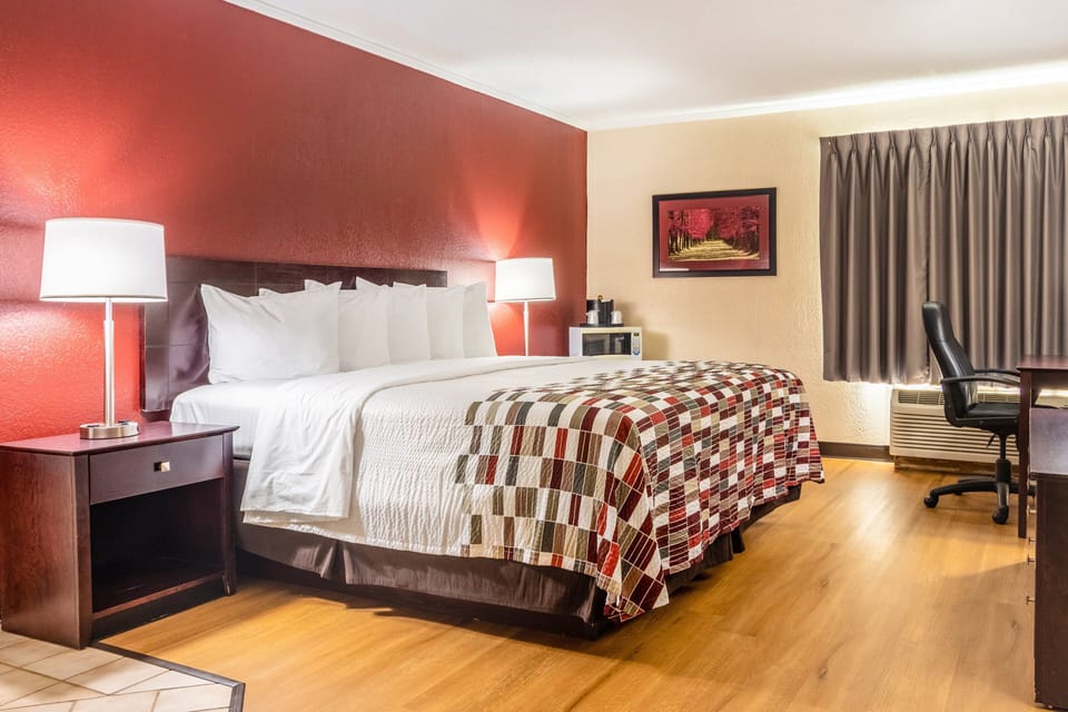 Superior Room, 1 King Bed, Non Smoking, Jetted Tub | Desk, soundproofing, iron/ironing board, free WiFi