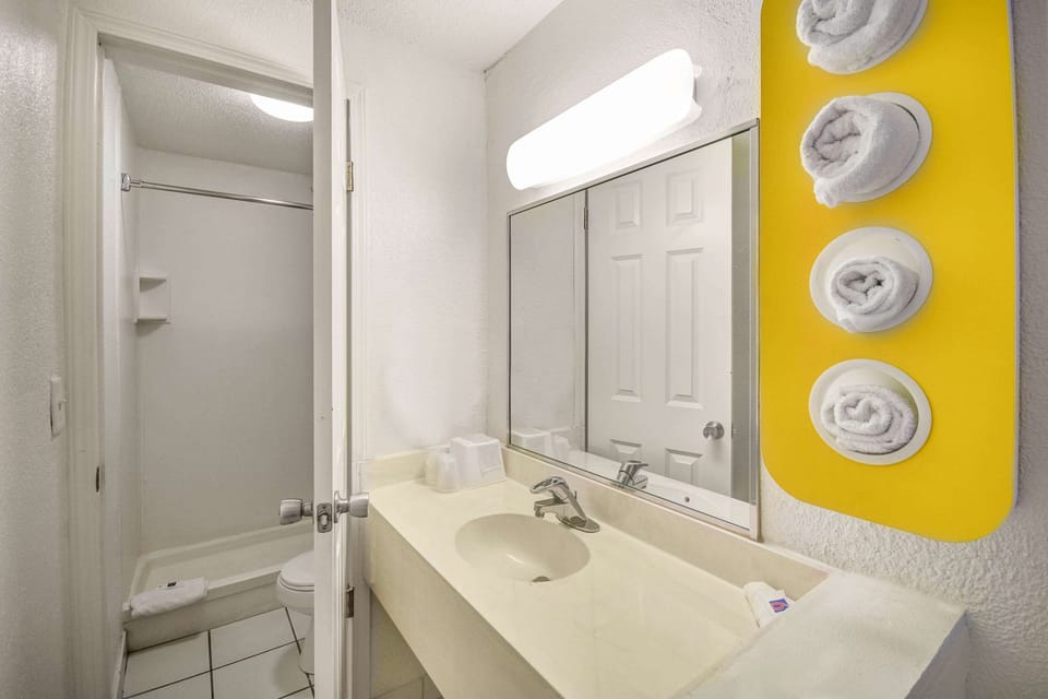 Combined shower/tub, towels