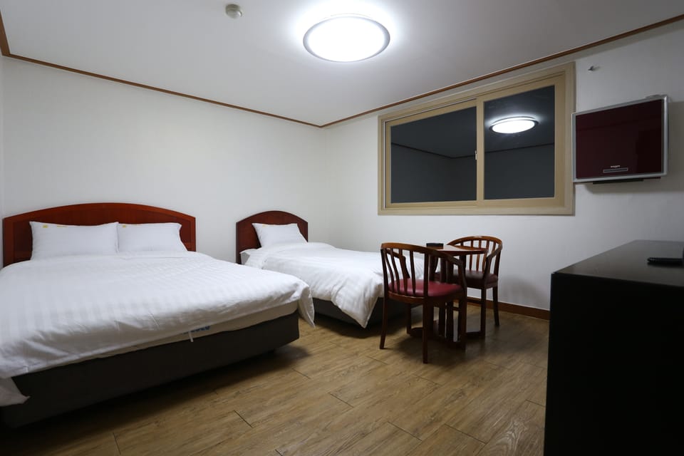 Deluxe Twin Room | Free WiFi, bed sheets