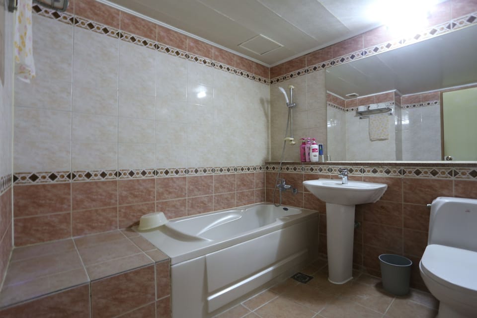 Combined shower/tub, deep soaking tub, free toiletries, bathrobes