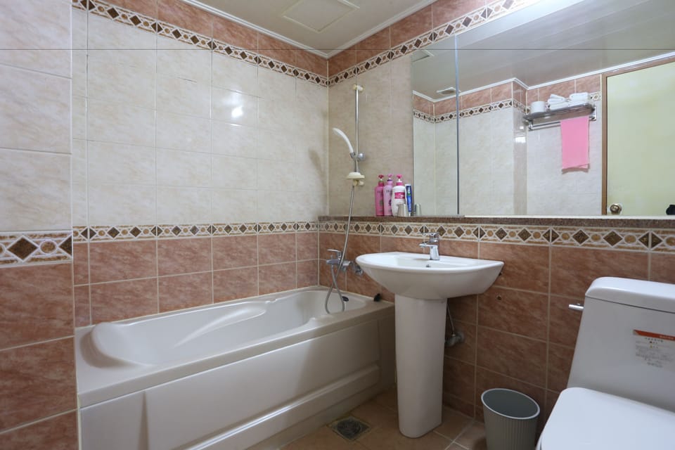 Combined shower/tub, deep soaking tub, free toiletries, bathrobes