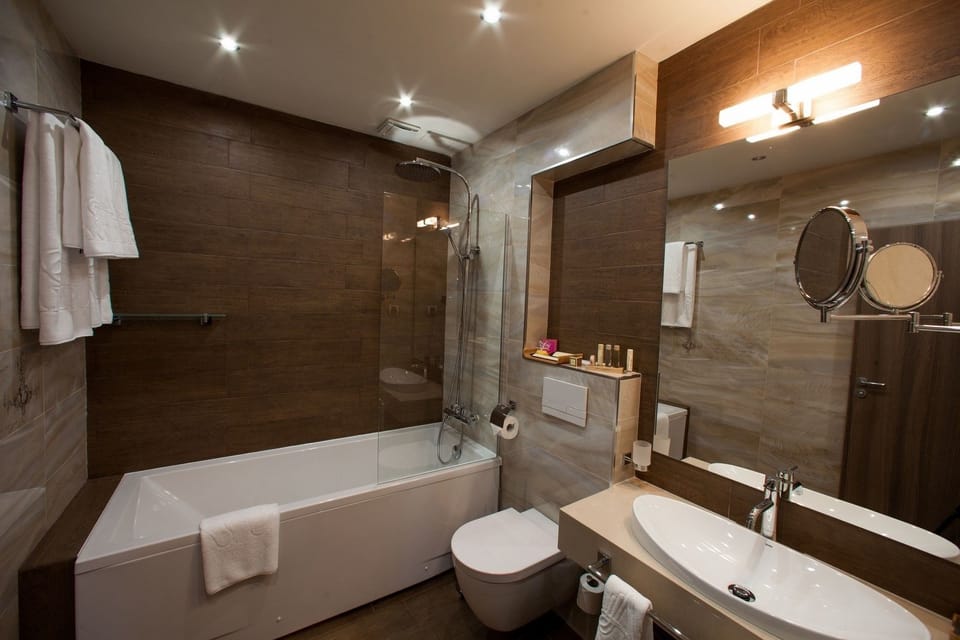 Deep soaking tub, free toiletries, hair dryer, bathrobes