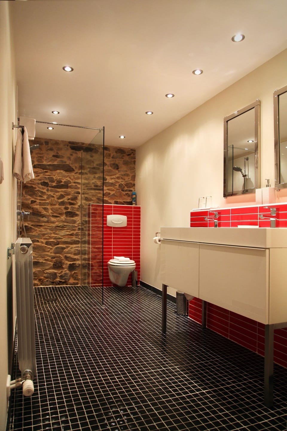 Senior Double Room, Courtyard Area | Bathroom | Shower, free toiletries, towels
