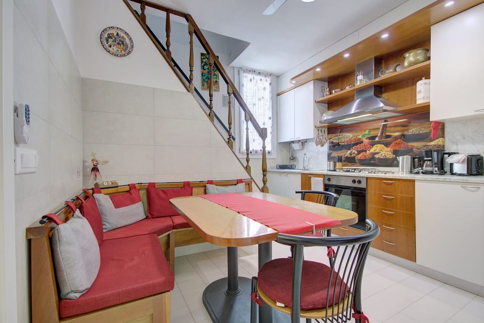 Full-size fridge, microwave, dishwasher, toaster