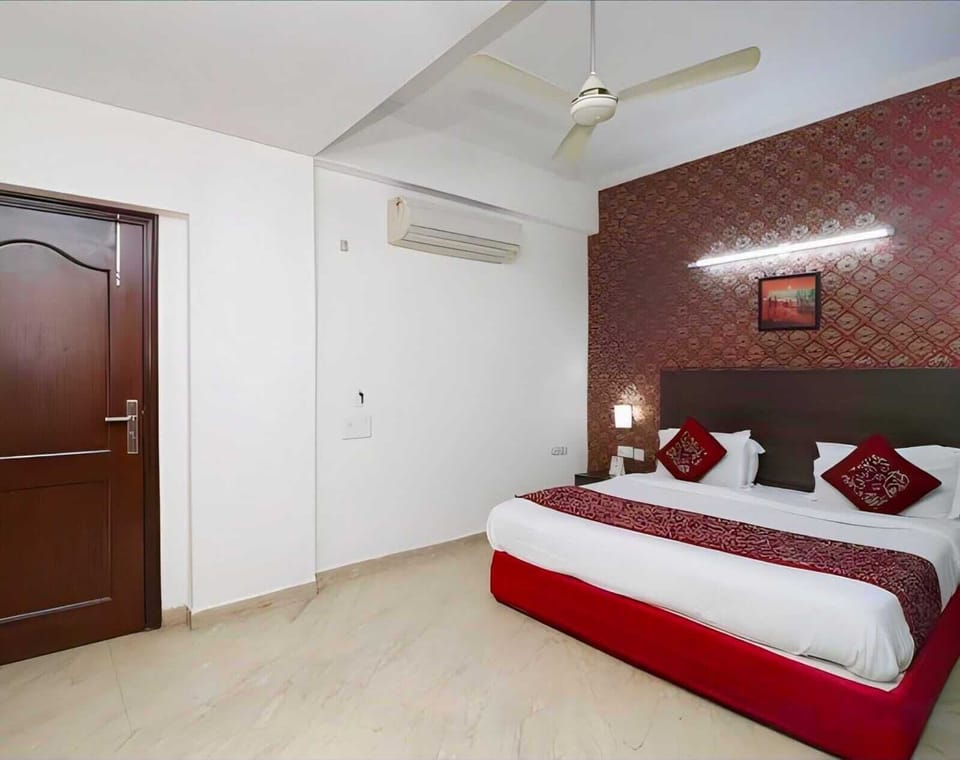 Premium bedding, minibar, desk, laptop workspace