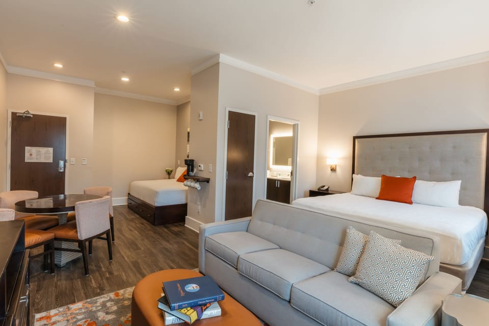 Custom King Full | In-room safe, desk, blackout drapes, iron/ironing board