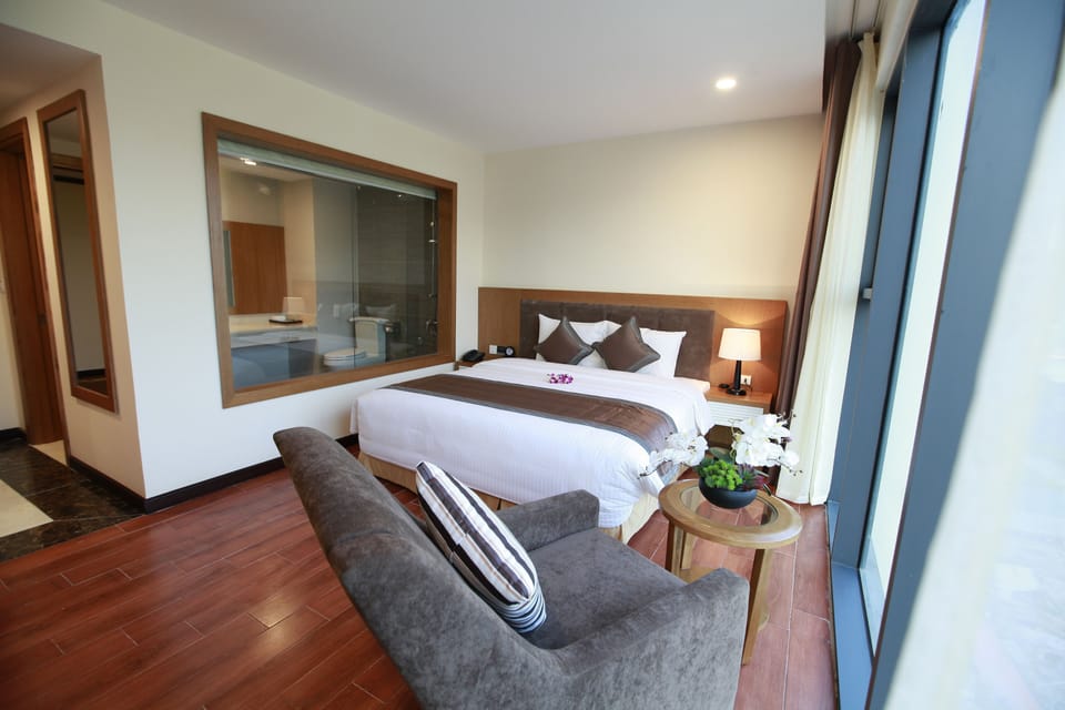 Deluxe King | Minibar, in-room safe, laptop workspace, blackout drapes