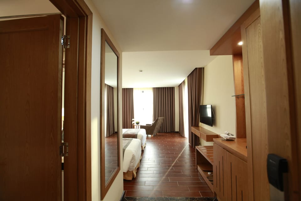 Deluxe Twin Room | Minibar, in-room safe, laptop workspace, blackout drapes