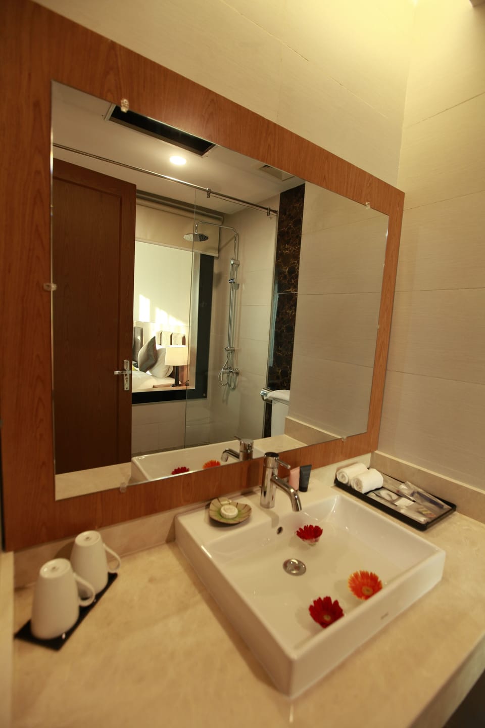 Deluxe Twin Room | Bathroom | Shower, rainfall showerhead, designer toiletries, hair dryer