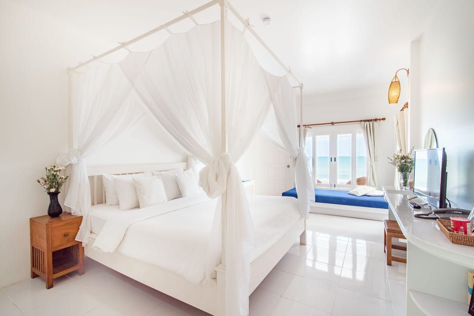 One Bedroom Beachfront suite | Minibar, in-room safe, rollaway beds (surcharge), WiFi (free)