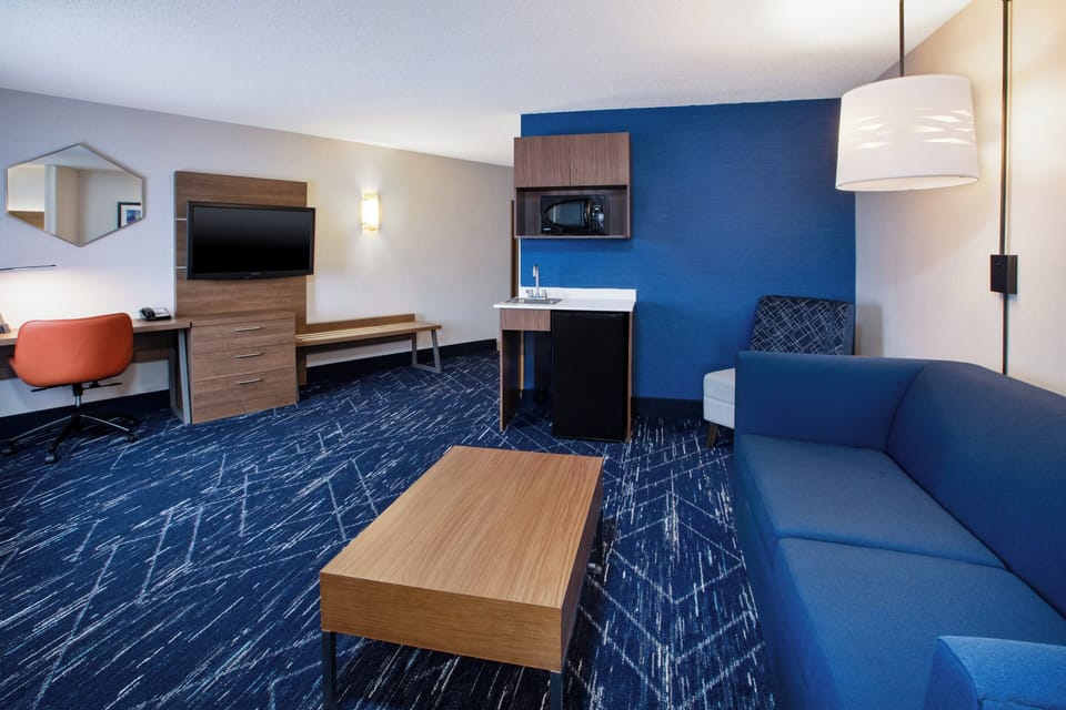 Executive Suite, 1 King Bed with Sofa bed | In-room safe, desk, blackout drapes, soundproofing