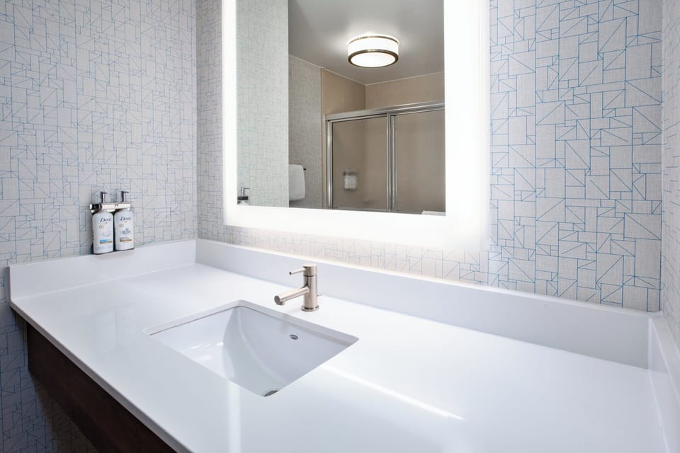 Combined shower/tub, free toiletries, hair dryer, towels