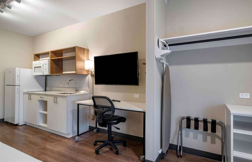 Standard Studio, 1 King Bed, Non Smoking, Refrigerator & Microwave | In-room safe, desk, laptop workspace, iron/ironing board