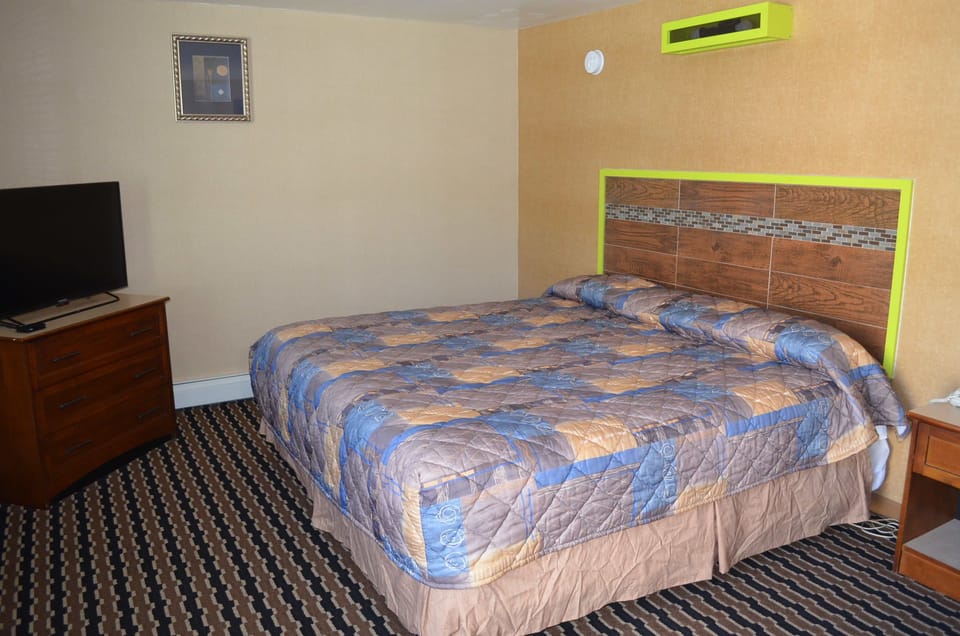 Room, 1 King Bed | Free WiFi