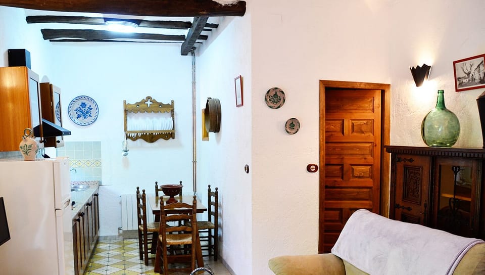 Family Apartment, 2 Bedrooms | Dining room