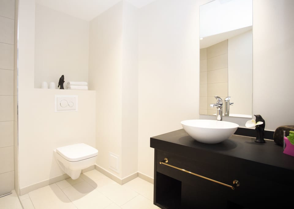 Comfort Double Room, 1 King Bed | Bathroom | Shower, eco-friendly toiletries, hair dryer, towels