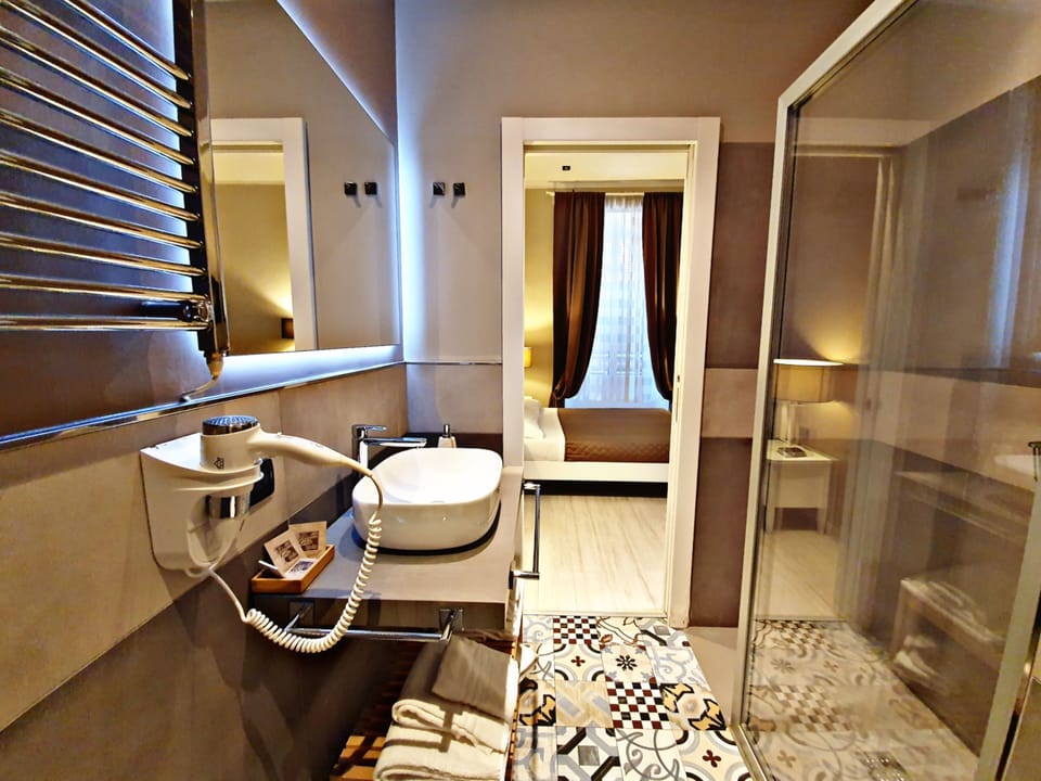 Deluxe Double Room (COLOSSEO) | Bathroom | Shower, free toiletries, hair dryer, bidet
