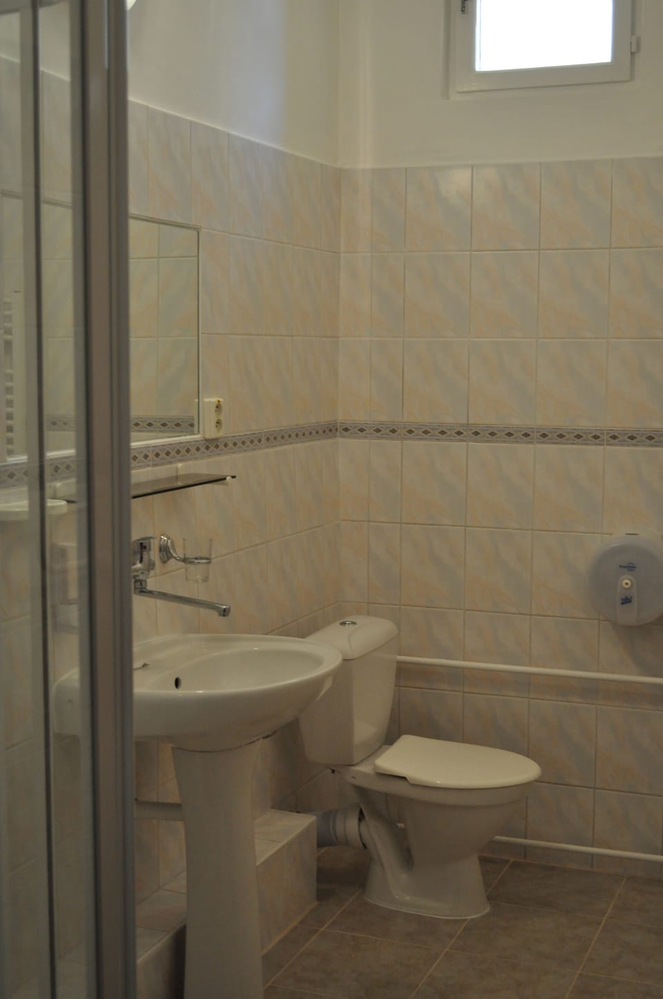 Classic Apartment | Bathroom | Combined shower/tub, free toiletries, hair dryer, towels
